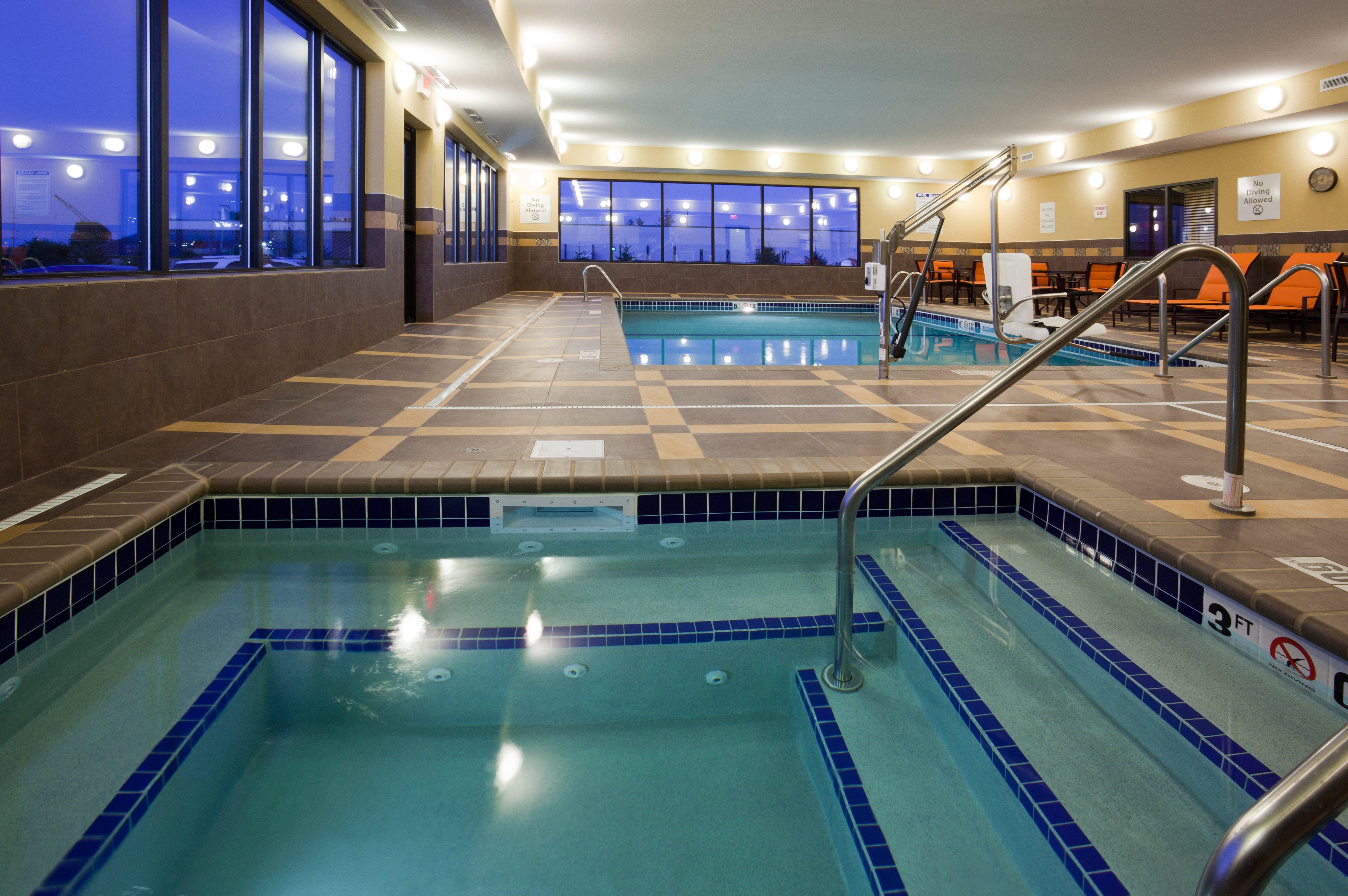 Holiday Inn Express & Suites Fort Dodge By Ihg Exterior foto