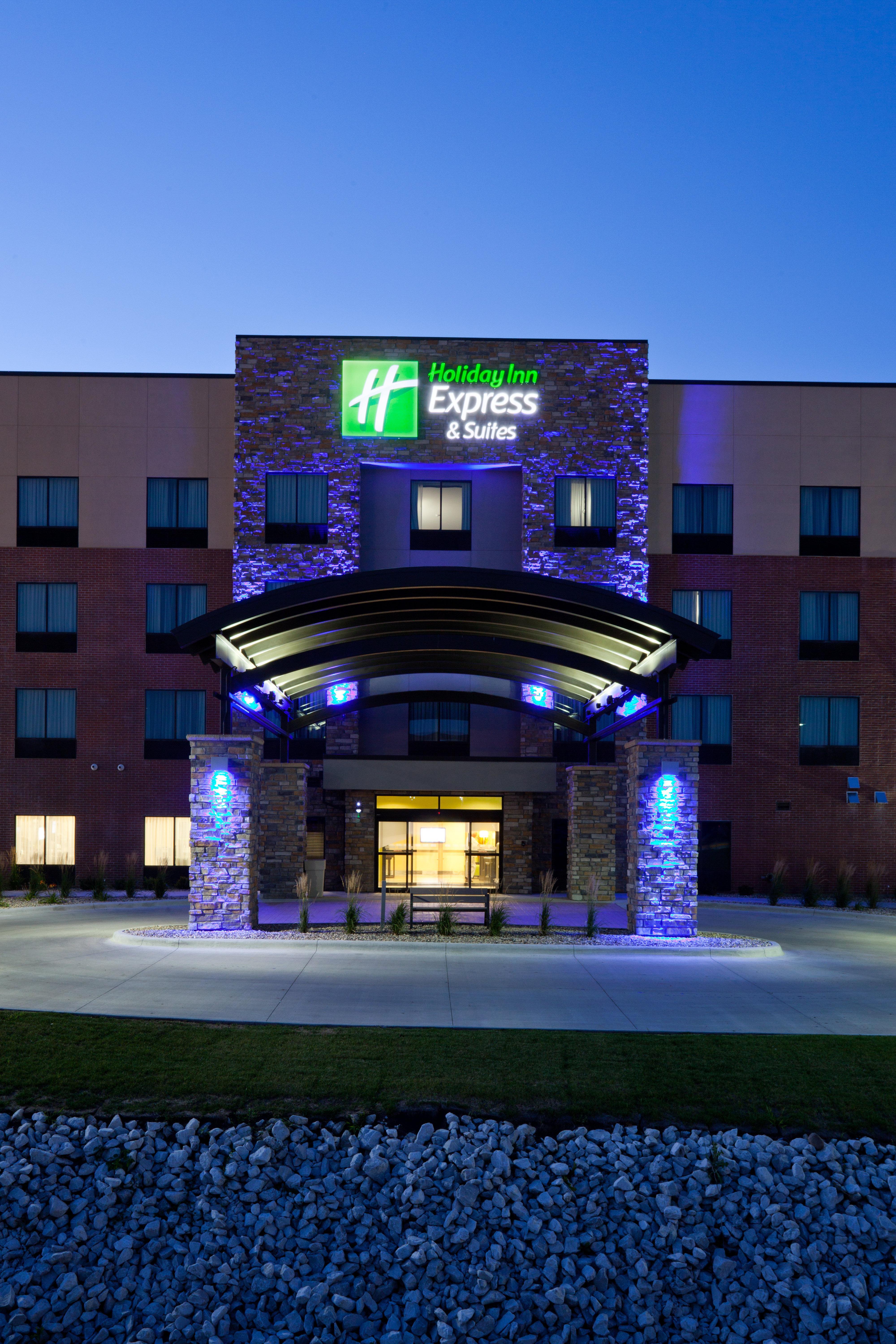 Holiday Inn Express & Suites Fort Dodge By Ihg Exterior foto