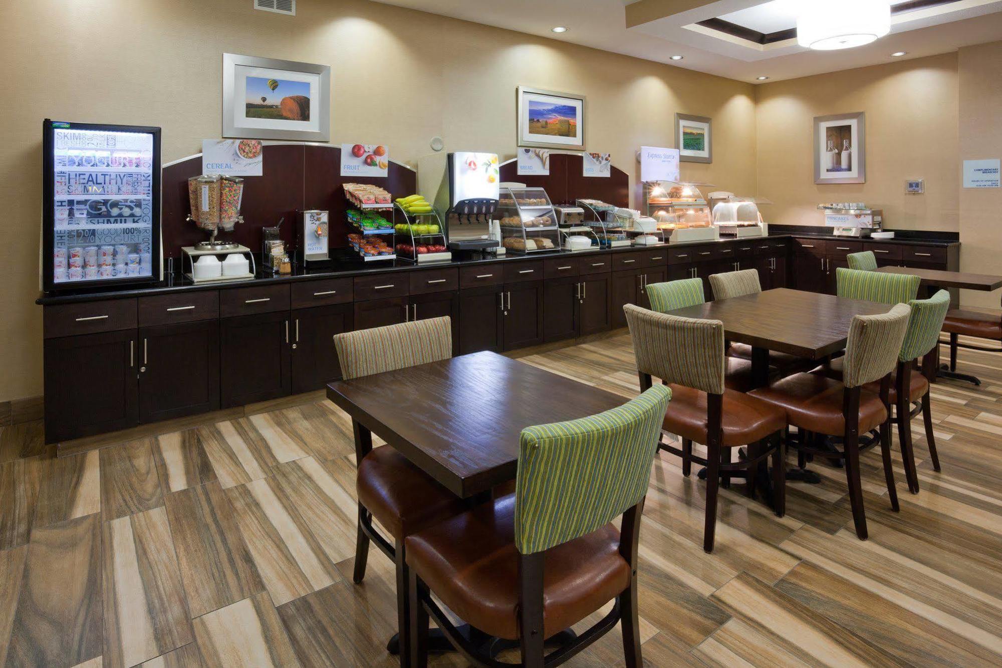 Holiday Inn Express & Suites Fort Dodge By Ihg Exterior foto